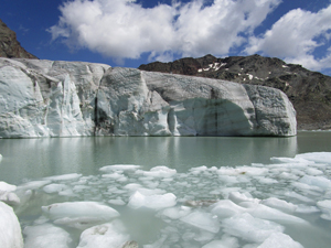 Particolare del ghiacciaio e del lago